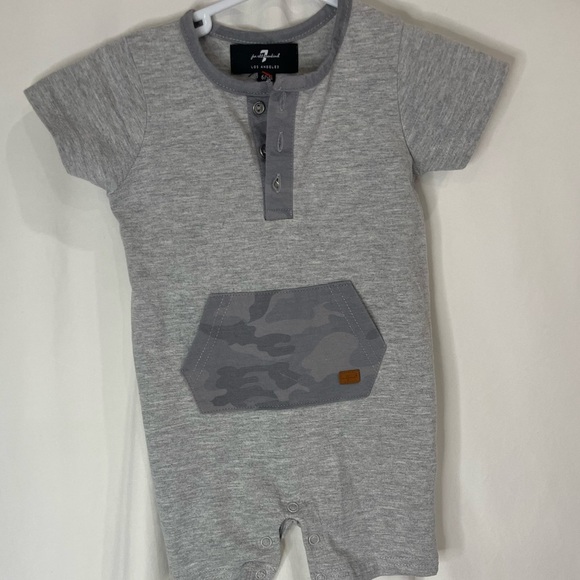 7 For All Mankind Baby One Piece Romper Gray With Camo Pocket Size 6/9M - Picture 5 of 6